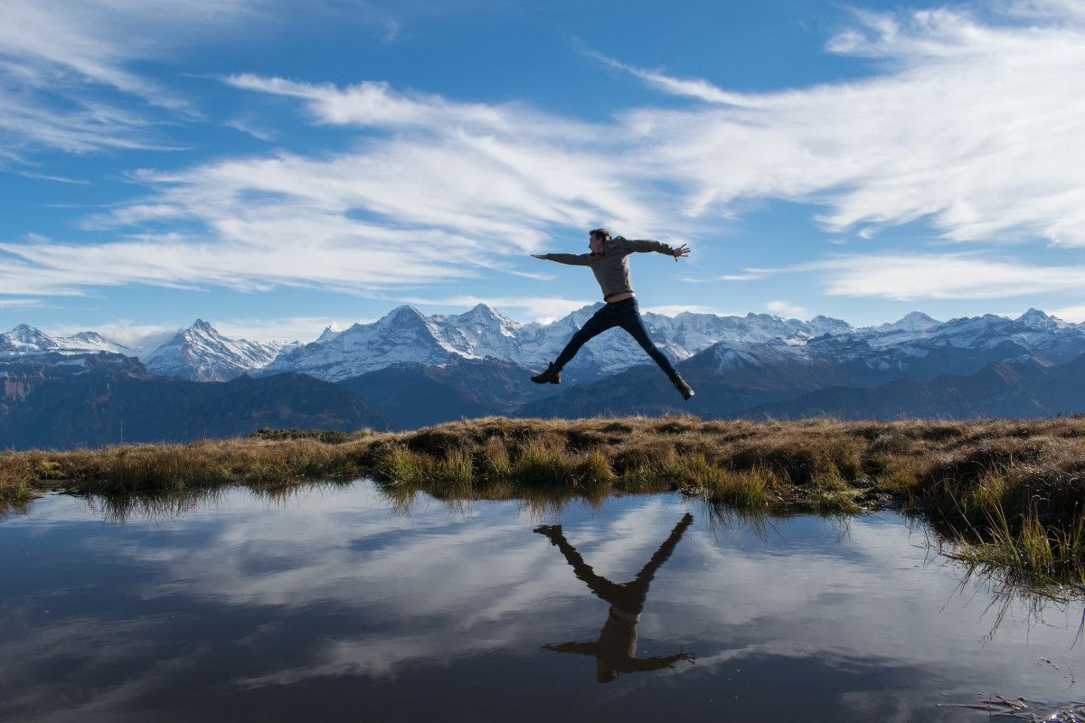 Hayko Riemenschneider jumping at Niederhorn (1963m) near Interlaken, Switzerland!